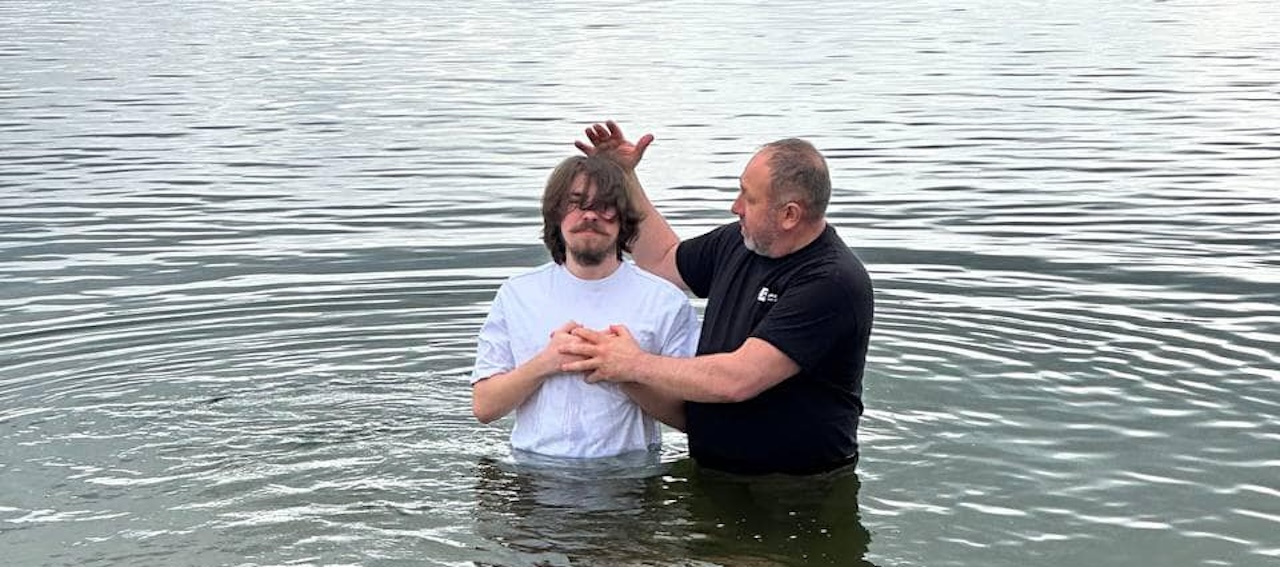 Водне хрещення прийняли два сина пастора